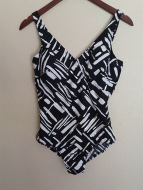 Miraclesuit Geometric One Piece Shaping Swimsuit SZ 12 Black White Silver